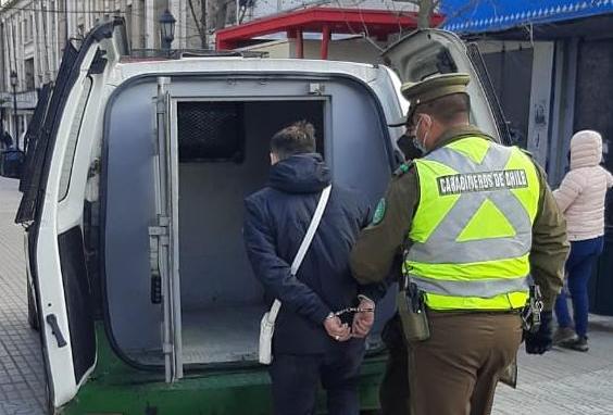 Carabineros detuvo a hombre que fumaba marihuana en fila del cajero en Talca: estaba armado