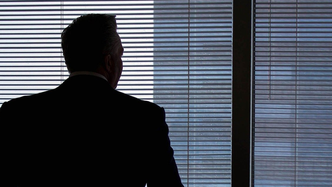 Desarrollan vidrio especial que mantiene a raya al Covid-19