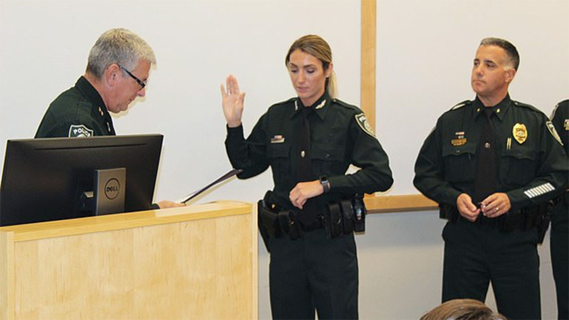 Despiden a mujer policía por tener una cuenta de Twitter donde decía ser 