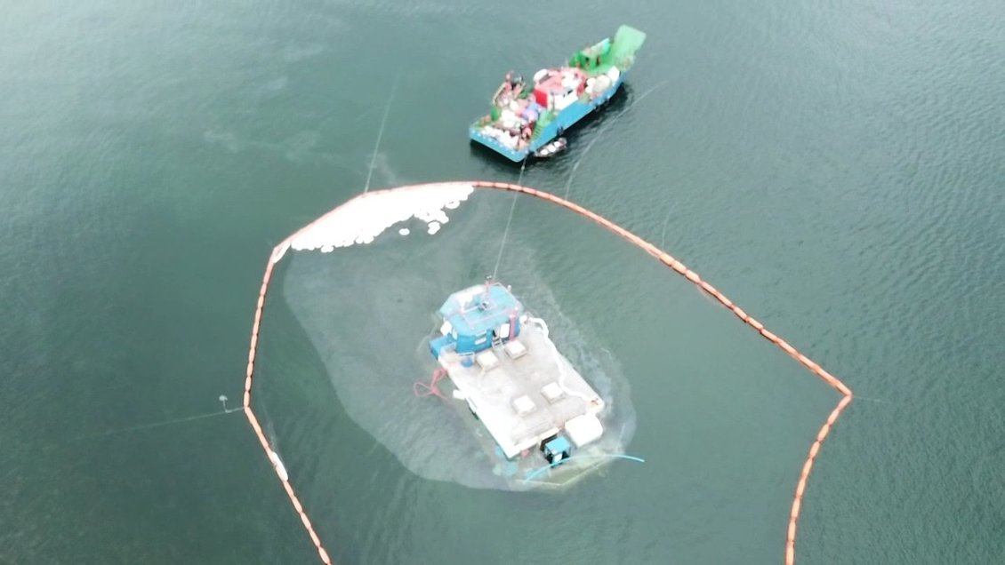 Armada monitorea varamiento de pontón salmonero en Puerto Montt