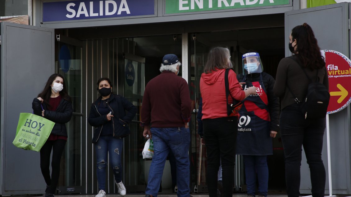 Diputado RN pide aplazar reapertura de malls a fase tres del 