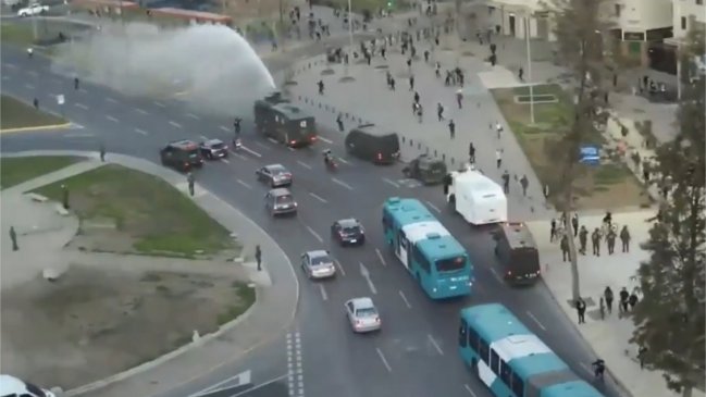Decenas de manifestantes protestan en Plaza Baquedano