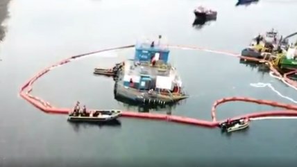   Reflotan pontón salmonero hundido en Puerto Montt 