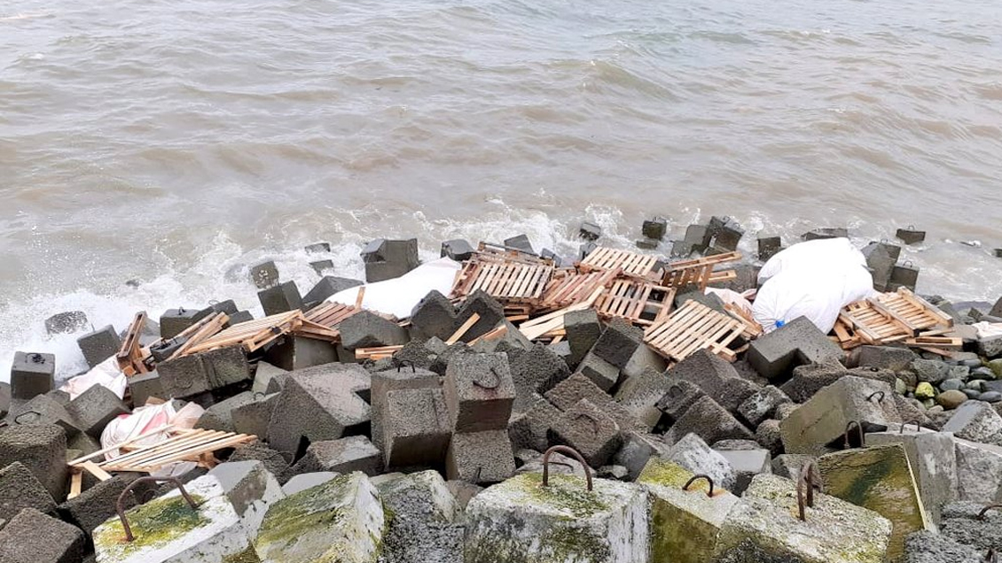 Emergencia en Calbuco: Muelle flotante se hundió con 300 toneladas de comida para salmones