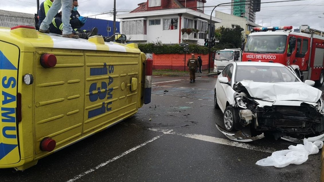 Concepción: Ambulancia iba a prestar ayuda tras accidente y se volcó en el camino
