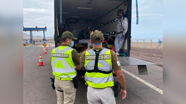 Iquique: Hallan 19 extranjeros indocumentados viajando ocultos en un camión de carga