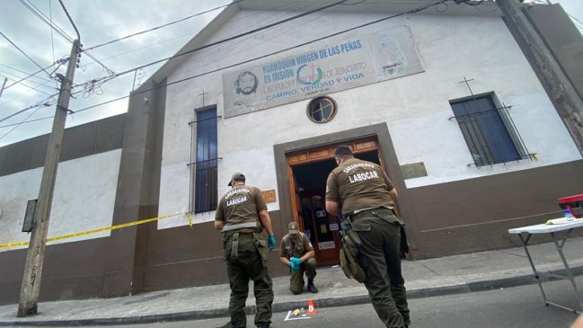 Mujer atacó a hombre con una tijera al interior de una iglesia