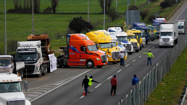 Paro de camioneros: Ministro Paris pide cordura tras desvío de ambulancias