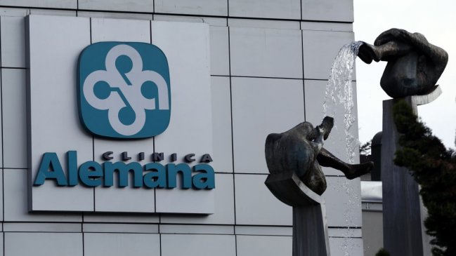 Clínica Alemana debe pagar 21 millones a paciente que se cayó durante radiografía