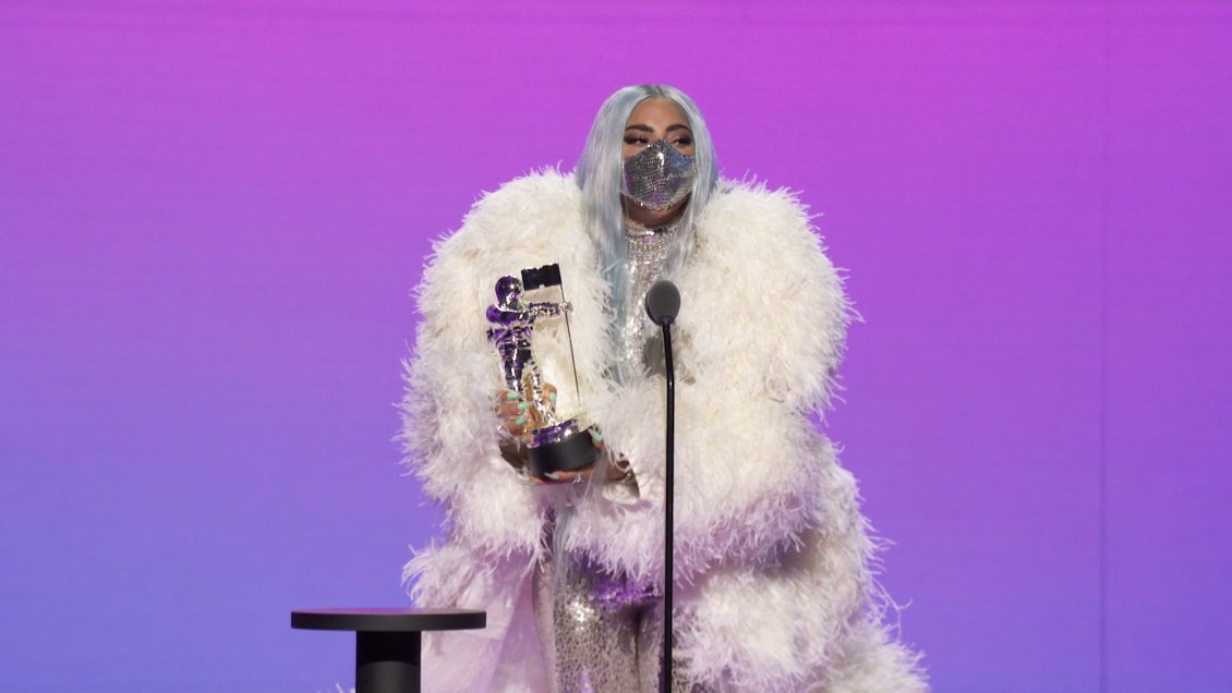 Lady Gaga arrasa en los VMA con cinco premios y muchas mascarillas