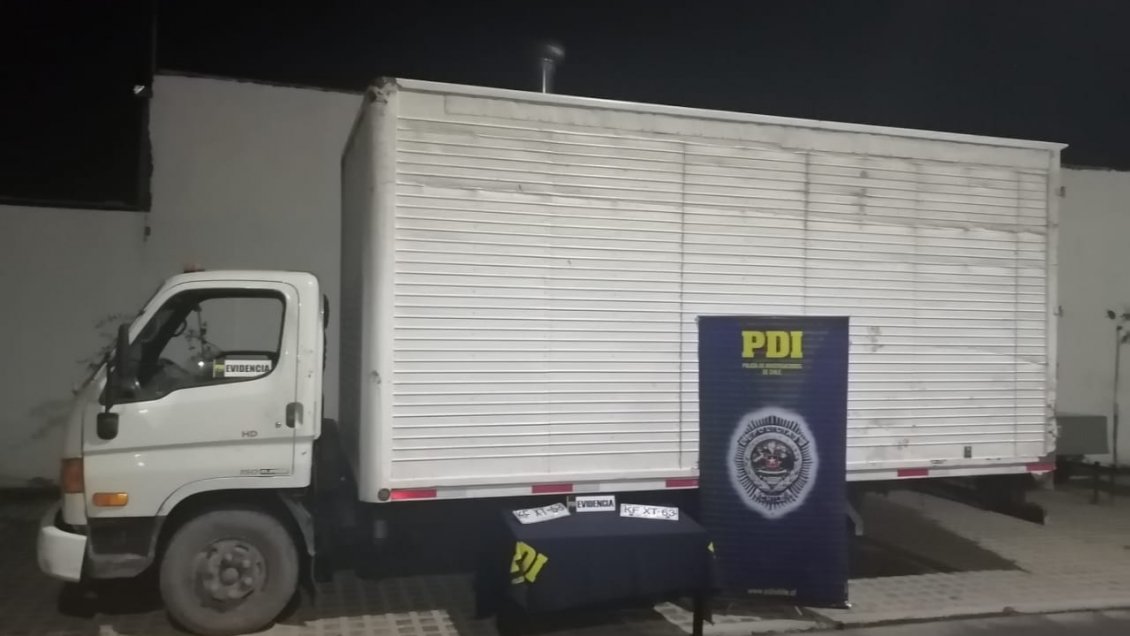 Sujetos ingresaron a robar a predio de plantines de cerezas, pero su vehículo quedó atrapado en el barro