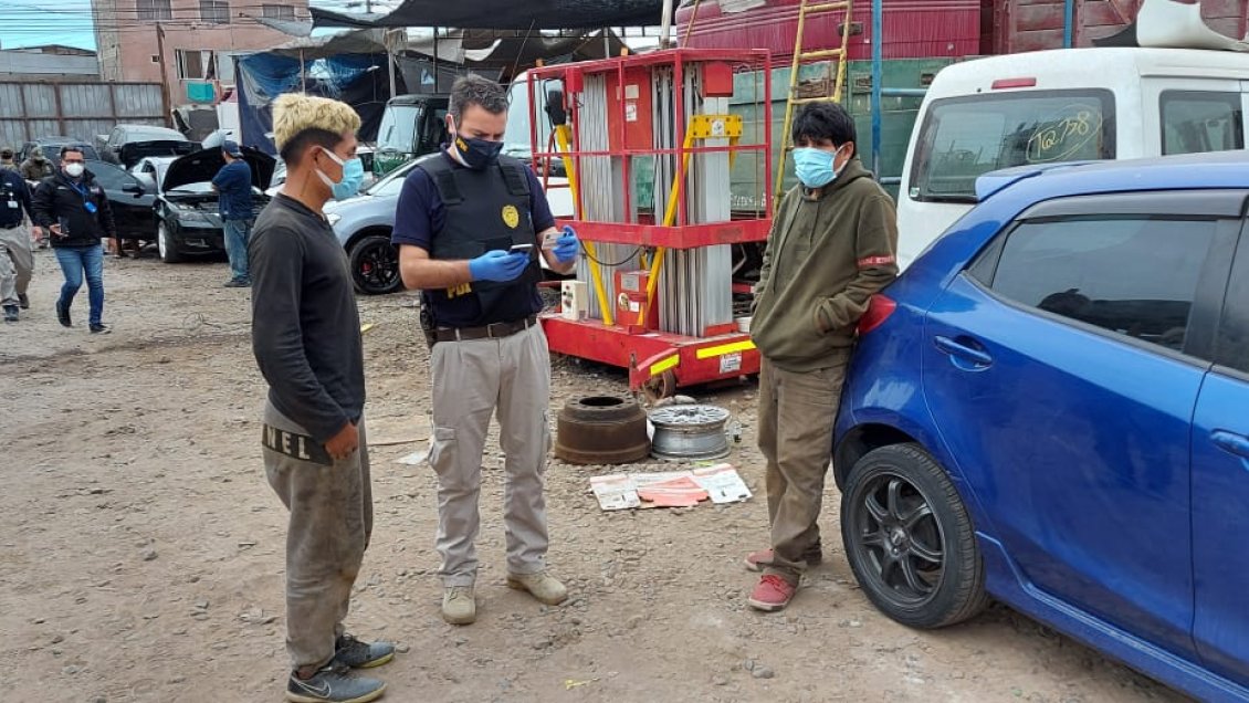 Iquique: Descubren dos talleres mecánicos informales funcionando en cuarentena