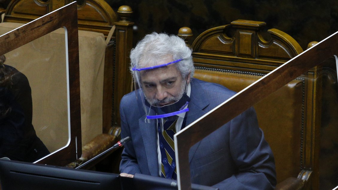 Seremi sancionó al secretario del Senado con 2,5 millones por salida a restaurante
