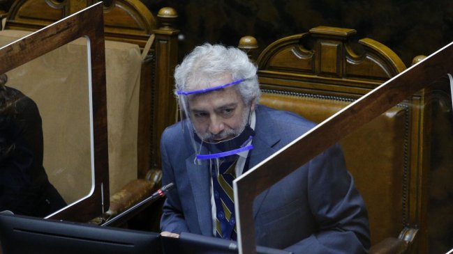 Seremi sancionó al secretario del Senado con 2,5 millones por salida a restaurante