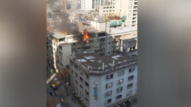 Una persona falleció en incendio de edificio en Santiago Centro
