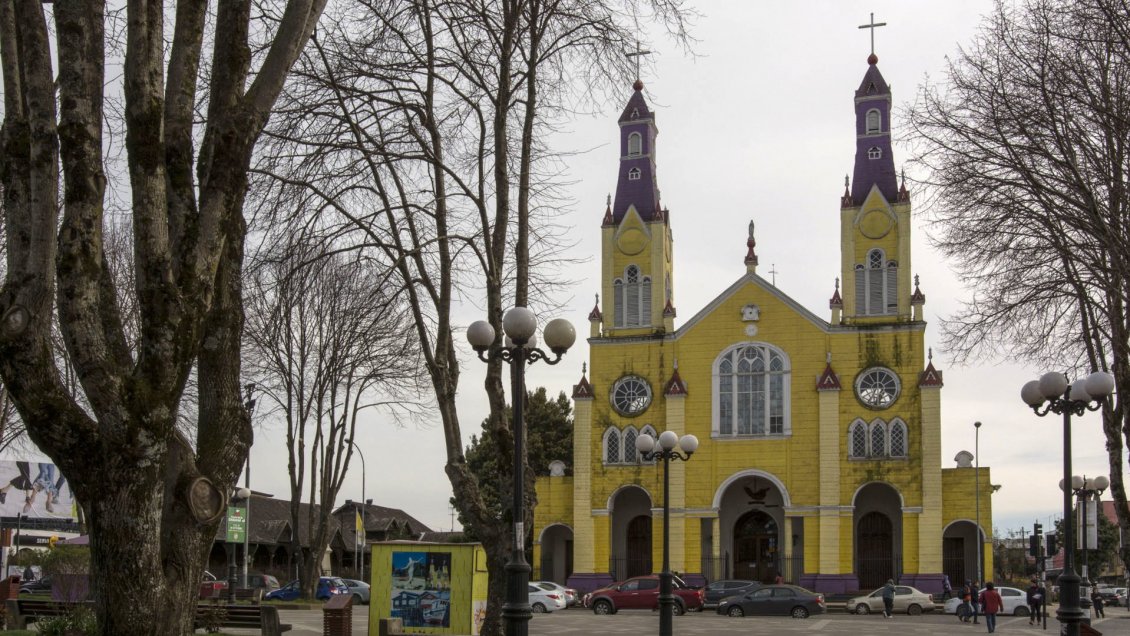 Encuentran osamentas bajo la Iglesia San Francisco de Castro