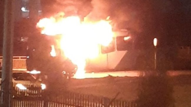 Bus del Transantiago resultó completamente quemado en Cerro Navia