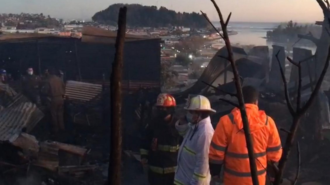 Incendio dejó al menos tres personas fallecidas en Constitución