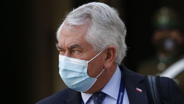 Más confusión: Minsal dice ahora que si en una casa viven cinco personas, el 18 no pueden recibir a nadie