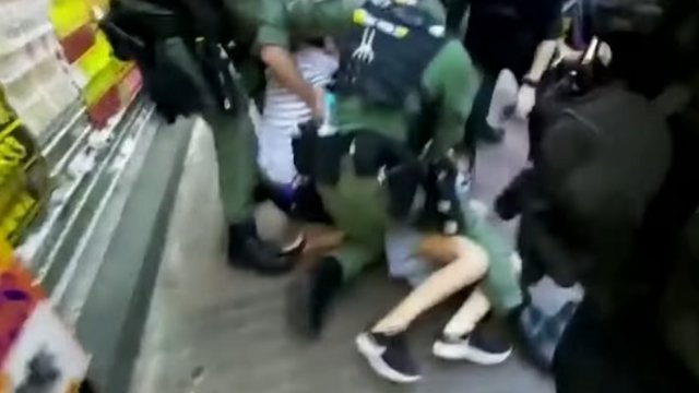 [Video] Violento arresto de una niña de 12 años causó indignación en Hong Kong - Cooperativa.cl