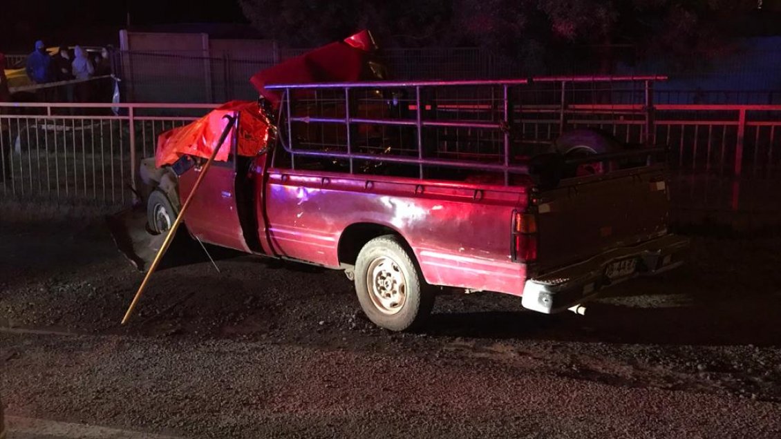 Choque de camioneta con retroexcavadora dejó dos fallecidos en Villa Alegre