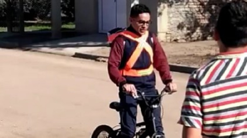 Paramédico recorría 100 kilómetros en bicicleta para trabajar, se viralizó y lo echaron