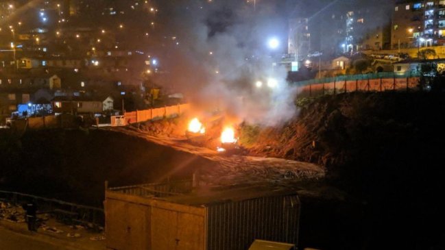 Investigan incendio de dos máquinas de construcción en Viña del Mar