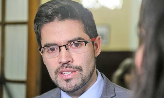 Punta Arenas: Jefe de Educación Municipal sufrió infarto cerebro vascular y se encuentra grave