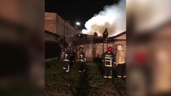 Bomberos trabaja en incendio que afecta a viviendas en el centro de Santiago