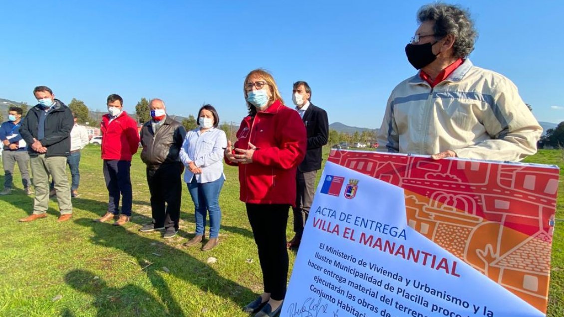 Entregan terreno para construcción de viviendas que beneficiará a familias de campamento Manantiales de Placilla