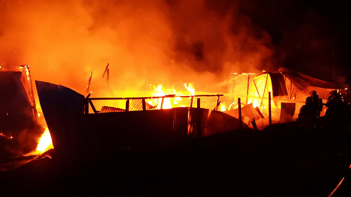 Brutal ataque en La Araucanía: Encapuchados amordazaron a mujer, le robaron y quemaron su casa