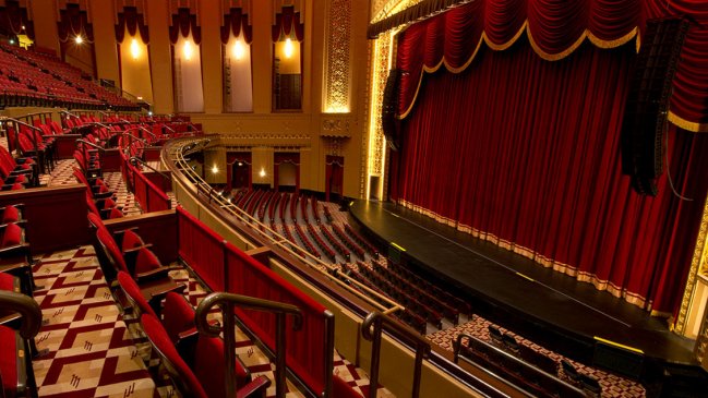 Experto epidemiólogo afirma que no será seguro ir a un teatro hasta un año después de la vacuna