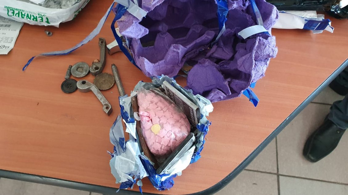 Hombre es detenido tras retirar encomienda con pastillas de éxtasis que simulaban ser repuestos