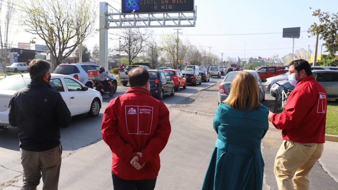 Encienden letrero de información de ruta para automovilistas, ciclistas y peatones en Rancagua