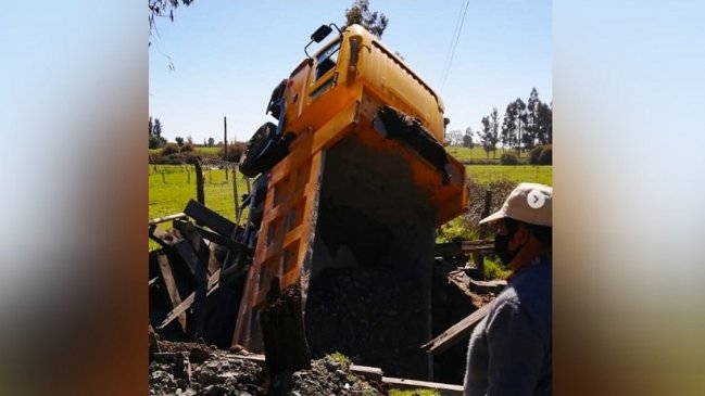 Camión con sobrecarga destruyó un puente en Chillán