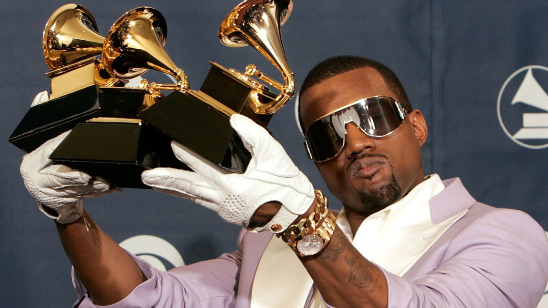 Kanye West protesta contra la industria musical orinando un Grammy