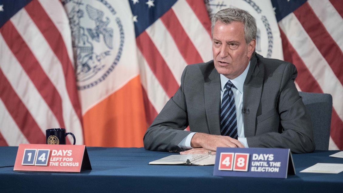 Alcalde de Nueva York suspenderá a todos sus empleados por una semana para ahorrar