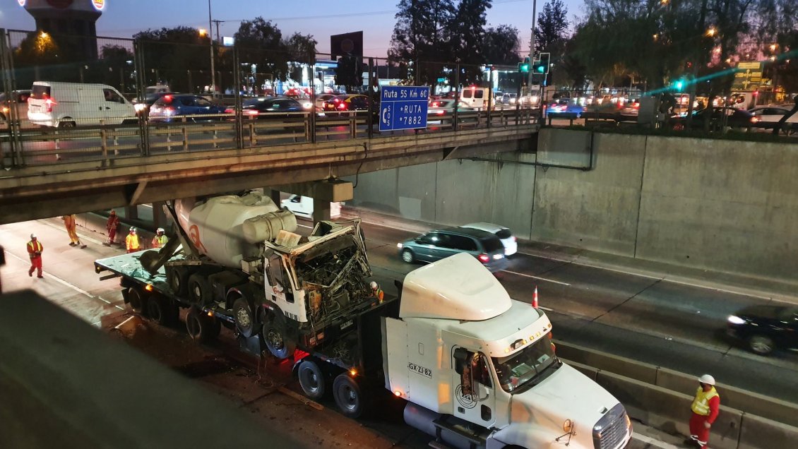 Gran congestión por camión atrapado en paso bajo nivel de Departamental
