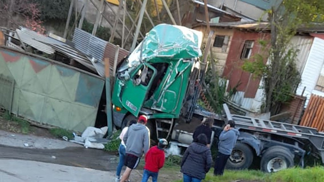 Camión perdió su carga en la carretera y terminó en medio de una casa