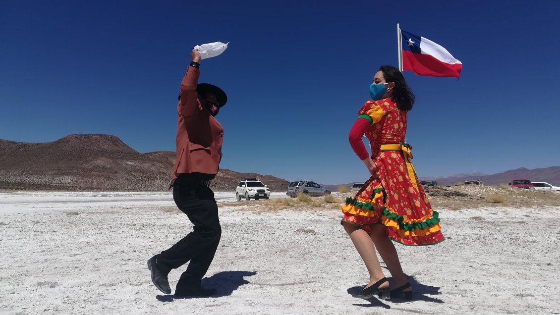 Municipio de Colchane Iza bandera chilena en salar de Coipasa