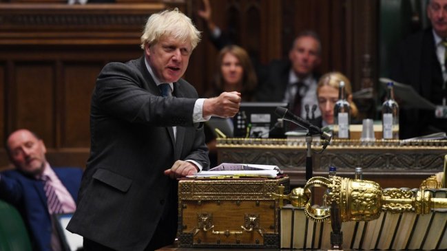 Experto pide a Boris Johnson introducir pronto más medidas de restricción por Covid-19