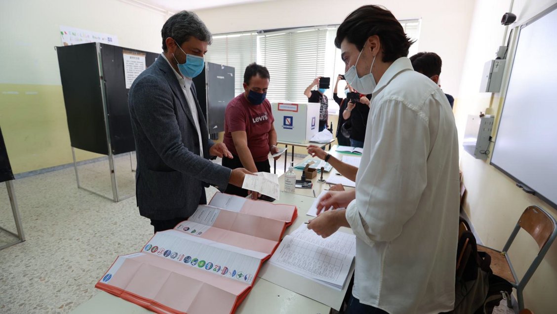 Italia vota si reduce a sus parlamentarios y elige gobierno en siete regiones