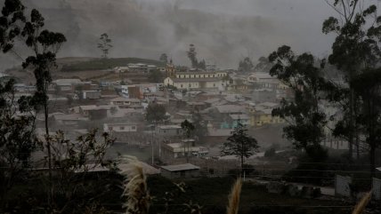  Intensa ceniza volcánica cubre a cinco poblados andinos de Ecuador  