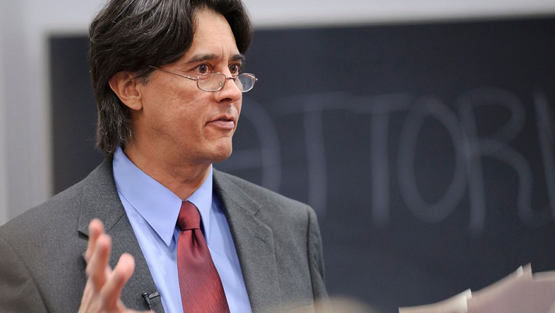 Abogado que se opuso al apartheid expondrá sobre la constitución sudafricana