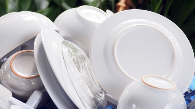 Sumario a restorán en Providencia: Trabajador usó los mismos guantes para lavar los baños y la loza