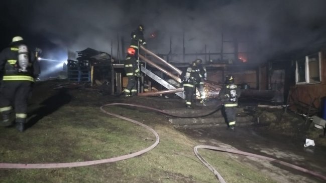 Incendio destruyó vivienda y dejó una persona lesionada en parcela de Punta Arenas