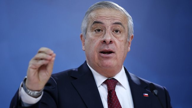 Jefa de la Diplas: Mañalich montó 