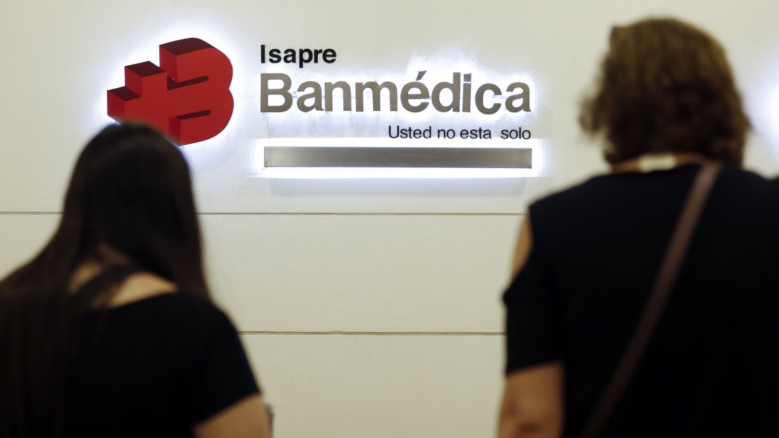 Isapres aclaran: Mujeres deben cambiarse de plan de salud para ver rebajas en el costo