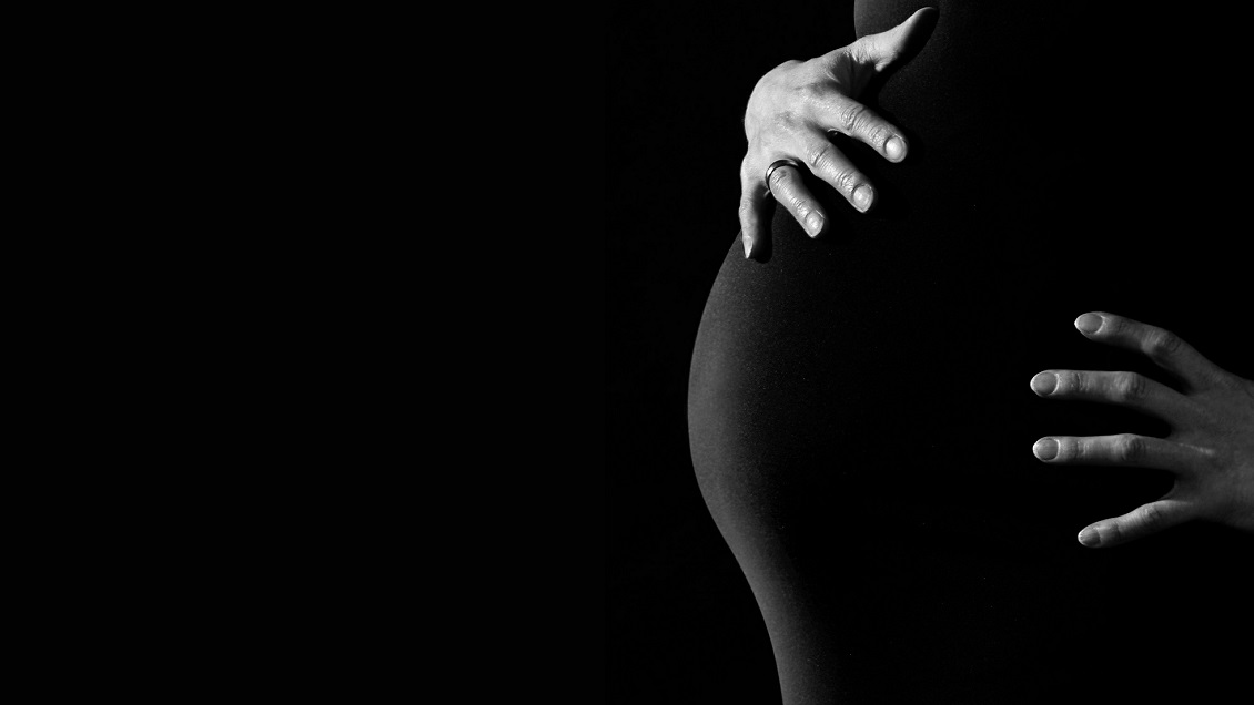 Acusan a hombre de cortar vientre de su esposa embarazada 