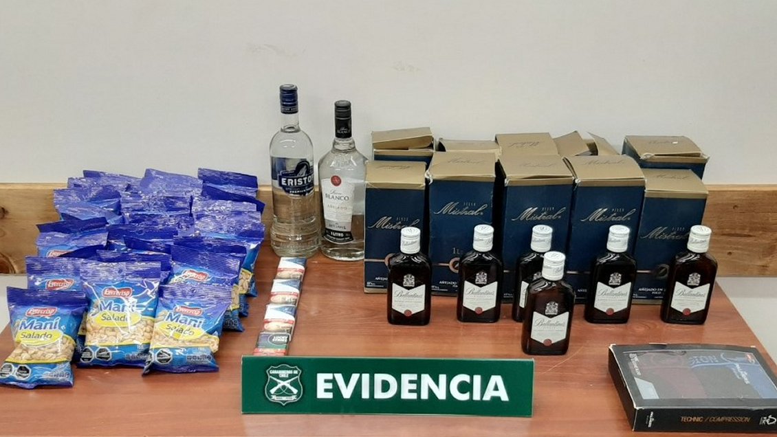 Jóvenes ladrones fueron pillados en el techo de una botillería con licor, cigarrillos y maní